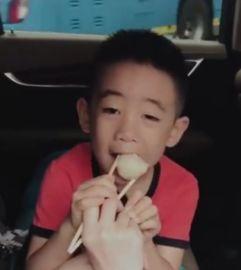 陈小春jasper吃瓜,父子俩搞笑互动引网友热议