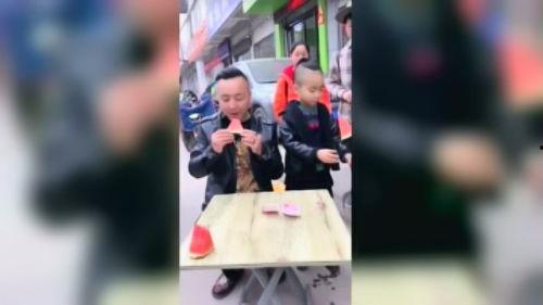 夏天父子吃瓜大赛,一场吃瓜大赛的欢乐时光