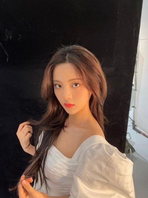 大美女自拍吃瓜,大美女的自拍美食时光