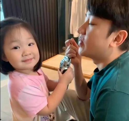 高迪小果冻吃瓜