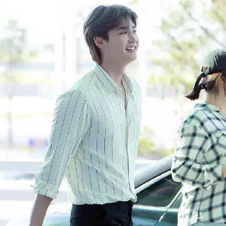 韩国男明星猪脚盖饭,揭秘韩国男明星的美食情缘